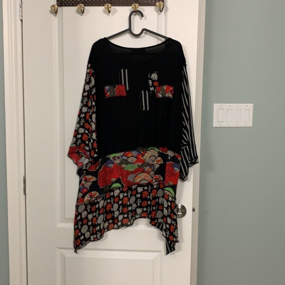 Beautiful tunic - Picture 2 of 2